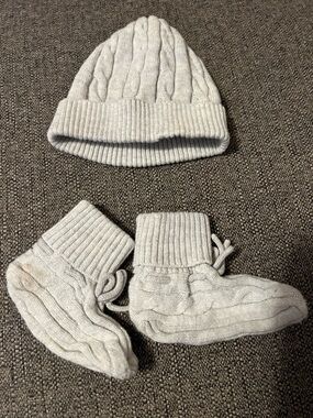 Hope and Henry Baby Cable Knit Beanie and Booties Set - Light Gray